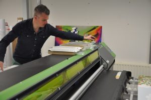 Martijn Thijsse bij de VERSA UV LEJ 640 printer