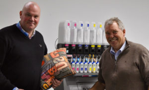 Jacco van ’t Riet van Mimaki-distributeur TTS (links) en Johan Schaafsma, productiemanager bij DVC