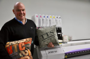 ‘Hét grote voordeel van sublimatie transfer printen is dat de bedrukking er niet op ligt, maar in de vezels van het substraat trekt’, zo laat Jacco van ’t Riet van Mimaki-distributeur TTS zien.